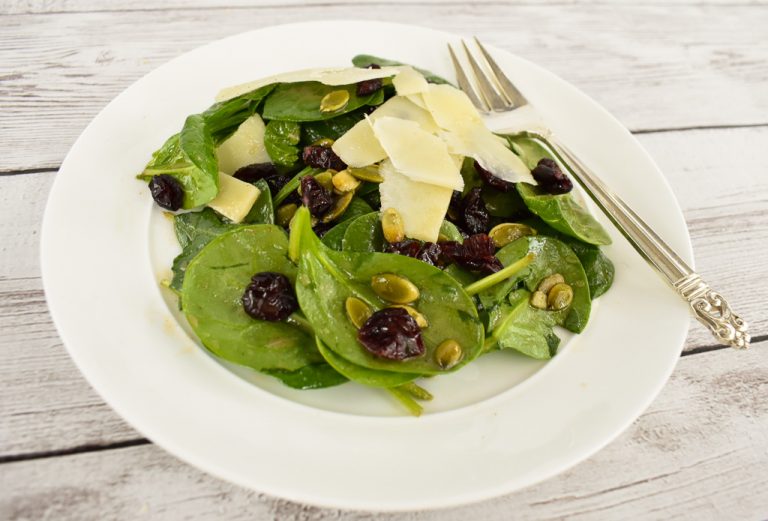 LowFODMAP Spinach Salad with Cranberries & Pumpkin Seeds & LowFODMAP